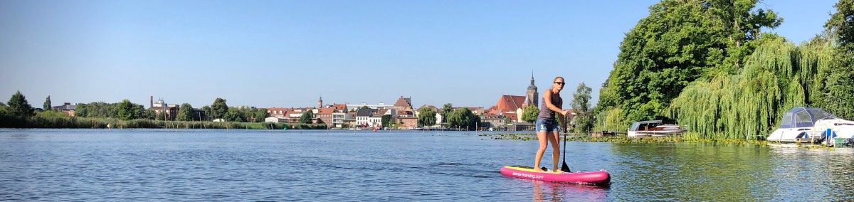 Stand-up-Paddlerin auf der Havel in Brandenburg