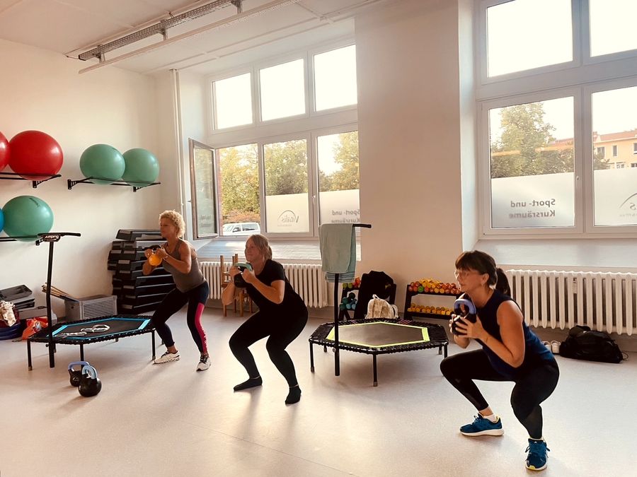Kettlebell-Kurs: drei Teilnehmerinnen trainieren mit Kettlebells bei Vitalis